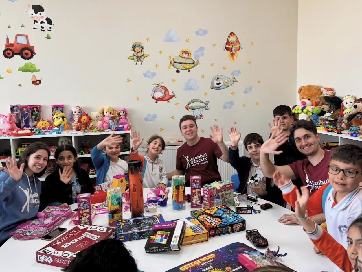 Bir Gülüşün Peşinde Koşuyorum